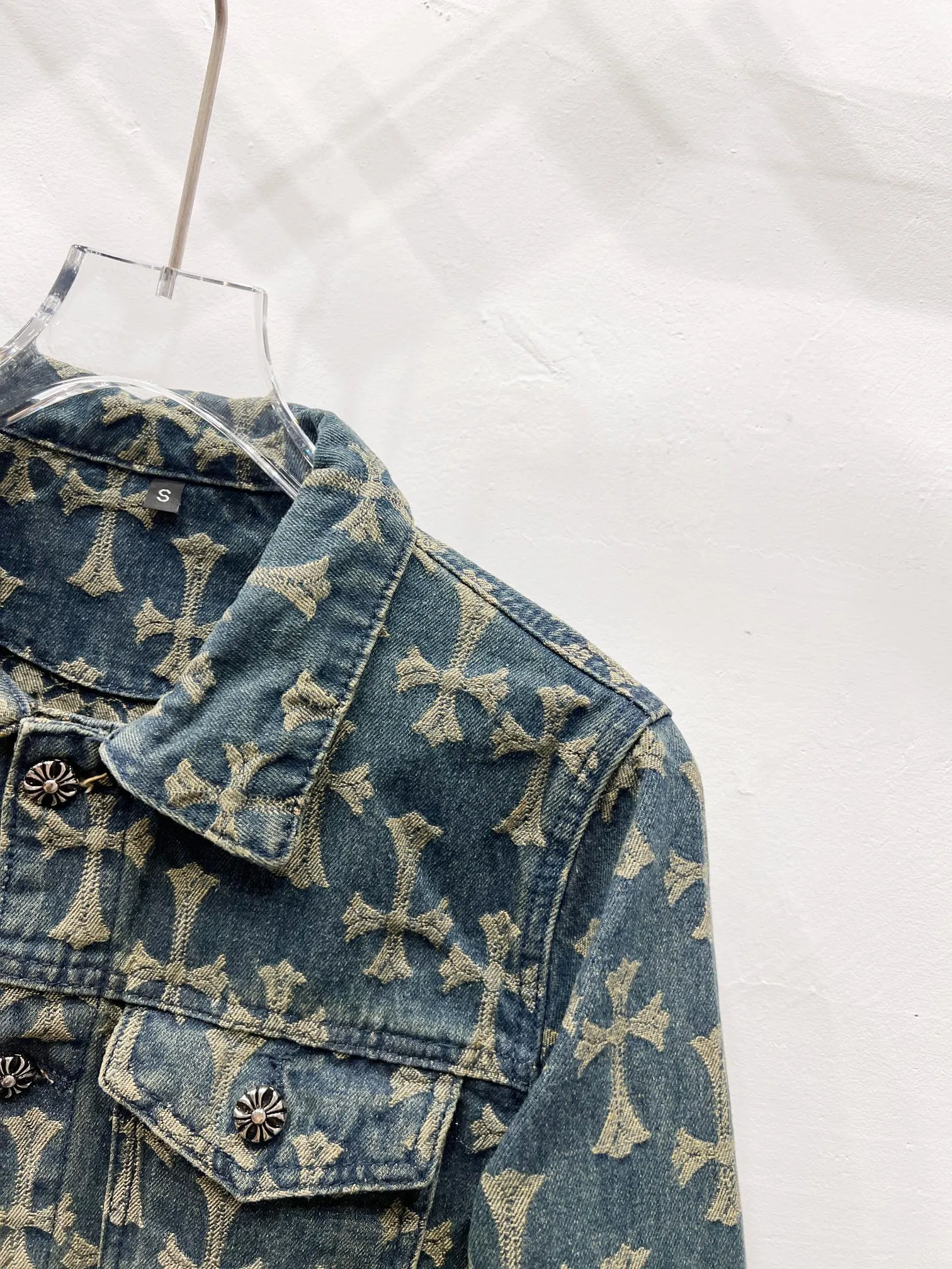 P250 Style No.: (r050) Chrome Hearts Chrome Hearts double-sided full-print LOGO jacquard dark-print heavy-duty denim jacket. The same style as the Internet celebrity star. The cross-printed denim jacket has a unique cross design element and full printing, which is full of design. It is made of 100% denim cotton fabric with heavy coarse yarn count, which ensures a stiff and tough silhouette while being soft, comfortable and breathable. The lapel is designed with silver buttons and is full of texture. The classic white cross logo is all over the dress, making it a perfect versatile style for spring and summer! Customized jacquard fabric, you can wear it in various styles. This gender-neutral shirt is a must-have for nightclubs. It can be worn as a jacket for both men and women. It can be easily worn by both men and women! The original loose version is made of high-quality pure cotton fabrics. The fabric pattern is high-definition and delicate without burrs. It is comfortable and breathable to wear. All the buttons are molded and customized. It is casual and fashionable and can be matched with any bottoms. It can be windproof and sunproof in spring and summer. It can be worn outside in autumn and winter! Easily concave shape makes you look slimmer and taller, perfect for both men and women! Style number: Color: Blue Size: S M L XL